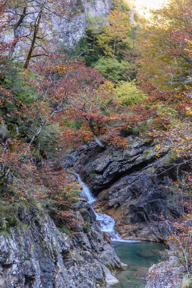 Huesca - parque nacional de Ordesa y Monte Perdido - valle de Añisclo 46 - cañon de Añisclo - rio Aso - salto de agua.jpg